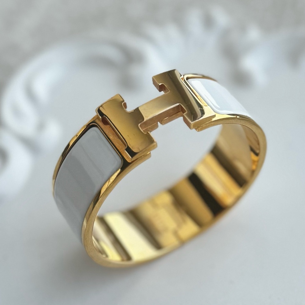 Hermes Bracelet- Circumference: Circumference: 6.9" | Width: 0.79"